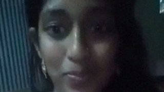 Gadis Bengali Seksi Dengan Tubuh Menggoda Mempertontonkan Kemesraan Dan Kenikmatan Diri