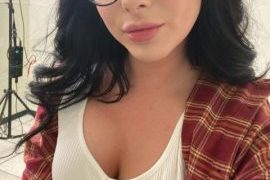 Macey Jade Menyusup Ke Dalam Lubang Di Tembok 2
