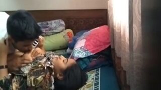 Pria Yang Baru Bertunangan Menikmati Seks Amatir Dengan Pacarnya Yang Polos