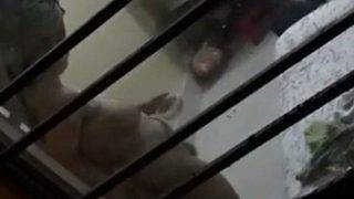 Rekaman Tersembunyi Tetangga Desi Yang Menggoda Saat Berdandan
