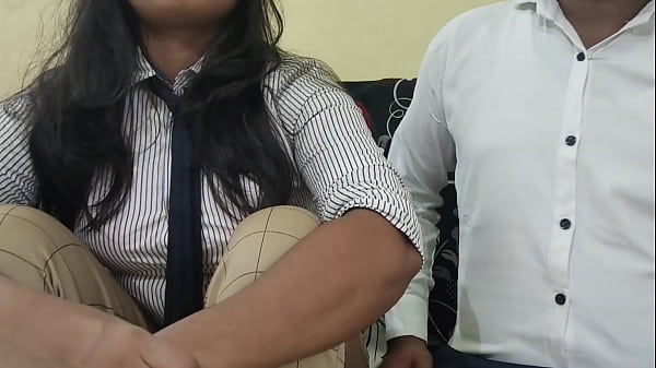 देसी नई नौकरी वाली लड़की का पहला दिन, काम पूरा न कर पाने पर बॉस ने ऑफिस की डेस्क पर ही जमकर चोदा।