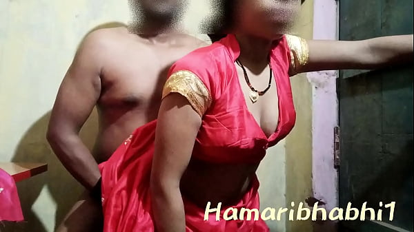 Istri Desa India Dihardiki Dengan Sari Merah Yang Menggoda