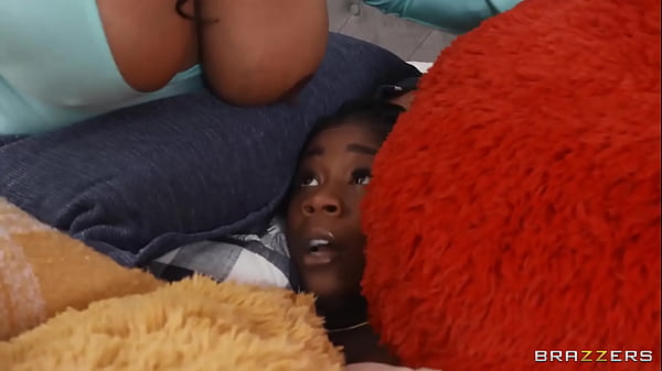 Gadis Penggila Bantal Yang Haus Orgy Tiga Arah