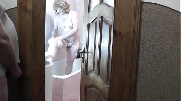 Putri Tiriku Mandi, Ayah Tiriku Mengintip, Meremas Batang Dan Memuncrat Di Bawah Pintu Kamar Mandi.