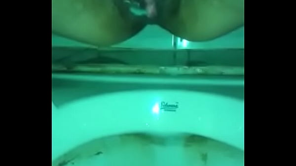 Istri India Desi Buang Air Kecil Dengan Liar