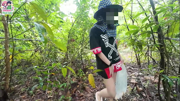 สาวไทยใจกล้าโชว์เรือนร่างสุดร้อนแรงริมทางเดินในทุ่งนา
