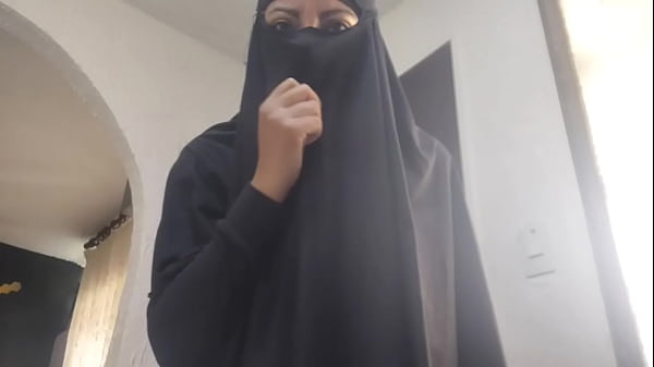 Milf Arab Mengocok Memek Sampai Muncrat Dan Orgasme Kasar Di Webcam, Masih Pakai Niqab Dan Hijab