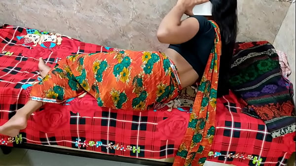 पति से फोन पर बात करते हुए भाई ने मेरी चूत को जोर-जोर से चोदकर फाड़ डाला, हिंदी में साफ आवाज।