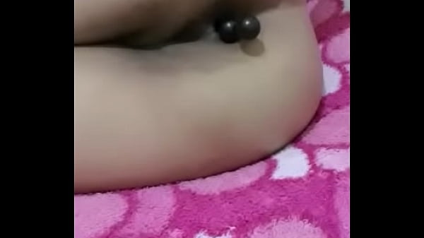 Menggoda Lubang Pantat Dengan Mainan Anal Bergetar