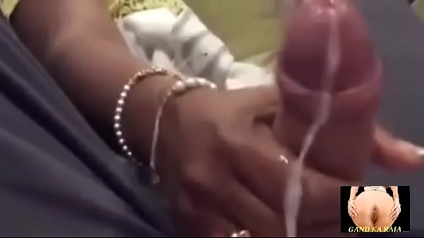 Pijatan Mesra Oleh Ibu Rumah Tangga India Yang Menggoda