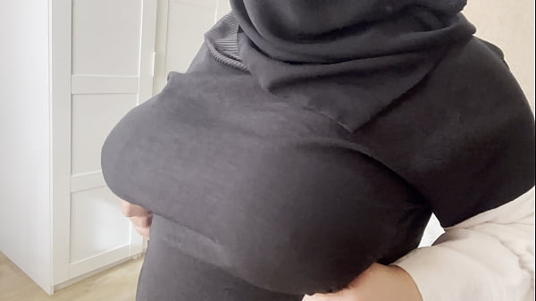 Istri Arab Teman Memamerkan Payudara Montoknya