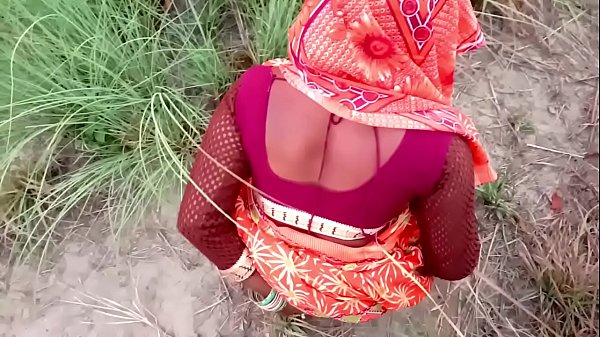 भाभी का देवर के साथ खेत में गर्म मुलाकात का मजा