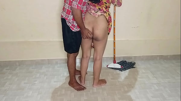 कमरे में झाड़ू लगाती हुई गर्म मालकिन को मोटा लंड चूसवाकर जोरदार चोदा