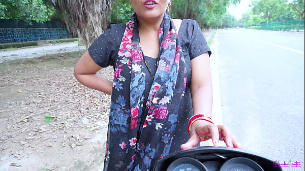 Bhabhi Nakal India Melayani Klien Di Pinggir Jalan, Ditembak Dari Belakang Dengan Suara Erangan Hindi.