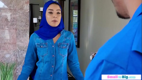Gadis Arab Digoyang Keras Oleh Dua Pria Berotot