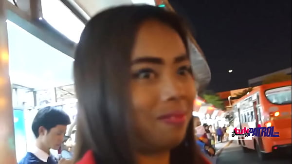 Gadis Asia Bertubuh Mungil Mendambakan Batang Tebal Yang Menusuk Hingga Ke Dalam