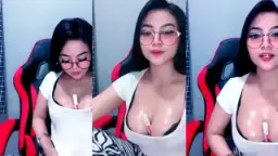 Adik Ganteng, Kakakmu Yang Bergairah Dengan Kacamata Dan Belahan Dada Yang Menggoda