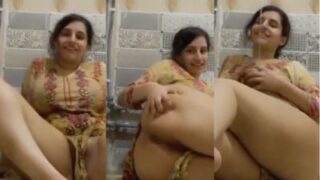 Gadis Pakistan Berbokong Montok Telanjang Memamerkan Lubang Pantatnya Di Kamar Mandi