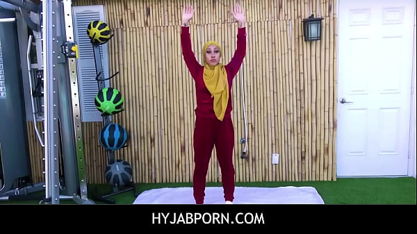Pelatih Bugar Menggairahkan Klien Arab Eksotis Dengan Hijab Sensual