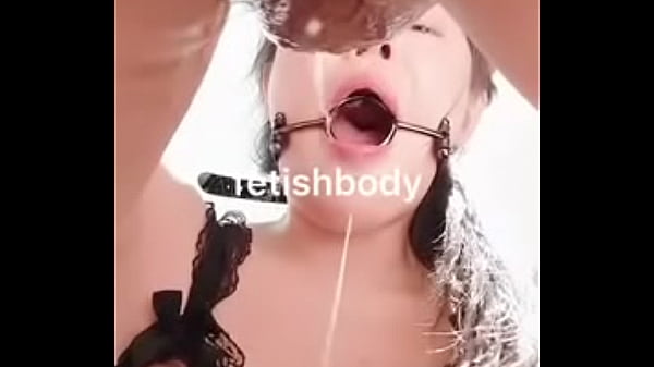 强制深喉到极致，口水拉丝混杂着呜咽与啜泣，涕泪横流中迎来颜射高潮，这般刺激堪比无套内射，畅快淋漓难以言表。