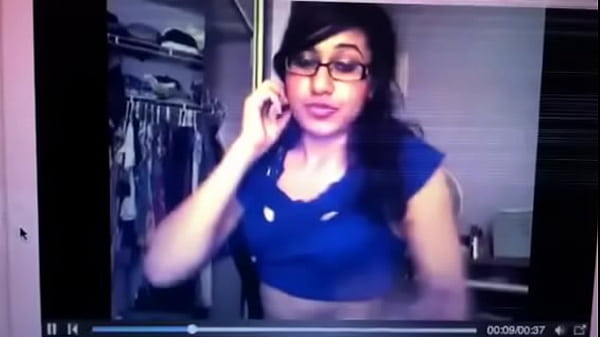 Pacar India Menggoda Dan Menari Dengan Goyangan Seksi