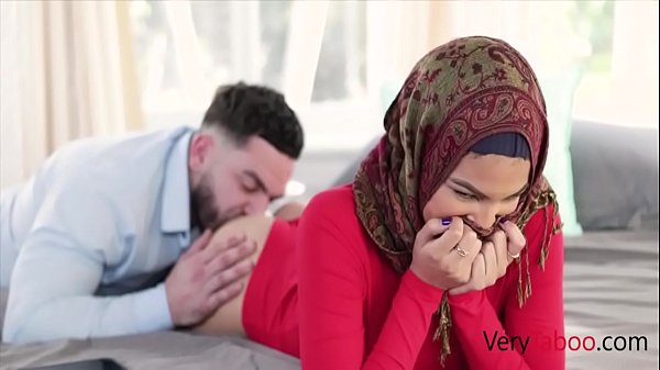 Maya Farrell: Adik Tiri Perawan Berkerudung Yang Kugilir