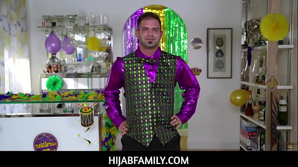 Violet Gems, Si Gadis Berhijab Yang Seksi, Menikmati Sesi Manik-manik Panas Sebelum Belajar Melayani Nicky Dengan Mulutnya Yang Menggairahkan