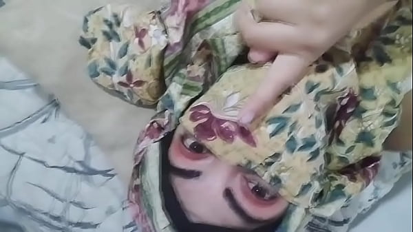 Istri Arab Berjilbab Tante Kesepian Mengocok Memek Basah Sampai Muncrat Saat Suami Sedang Sholat Di Ruang Lain