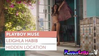 Gadis Arab Seksi Leighla Habib Tersenyum Menggoda Saat Membuka Baju Dan Mandi Basah