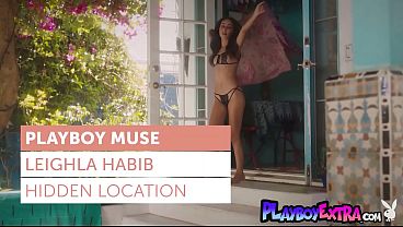 Gadis Arab Seksi Leighla Habib Tersenyum Menggoda Saat Membuka Baju Dan Mandi Basah
