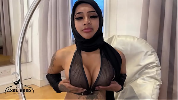 Gadis Muslim Arab Berhijab Digencet Ganas Oleh Pria Berotot