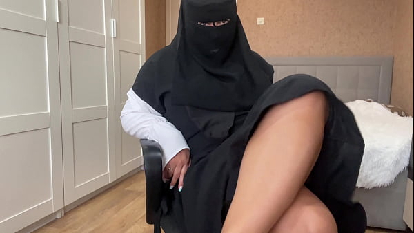 Gadis Arab Berhijab Merangsang Memek Basahnya