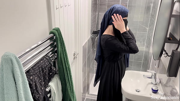 Astaga! Aku Baru Tahu Cewek Arab Suka Begitu. Aku Lihat Cewek Muslim Arab Berhijab Lagi Asyik Sendiri Di Kamar Mandi.