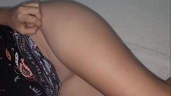 Adik Tiriku Yang Seksi Pamer Pantatnya Saat Nonton Tv Bareng