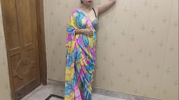 Dabate Hi Uski Chut Garm Ho Gayi Aur Usne Apni Chut Mein Uska Bada Lund Le Liya.