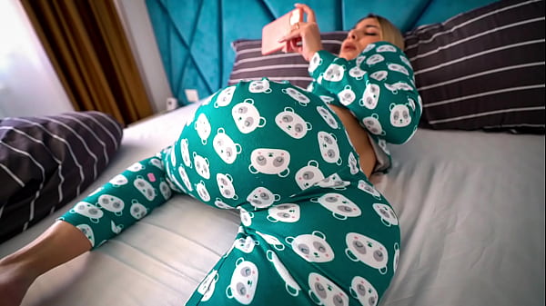 Kakak Tiri Ketahuan Nonton Film Porno, Lalu Kusulap Sampai Klimaks Dan Merengek Minta Dikasih Penuh Dalam-dalam.
