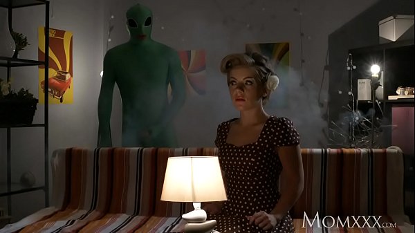 Ibu Rumah Tangga Kesepian Digerayangi Alien Hingga Dalam Saat Halloween