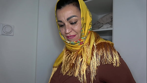 Arab Hijabi Stepmom’s Juicy Ass Gets Pounded