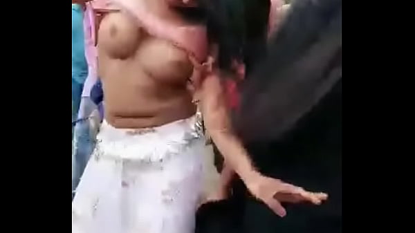 Tarian Jalanan India Yang Menggoda Dengan Payudara Terbuka