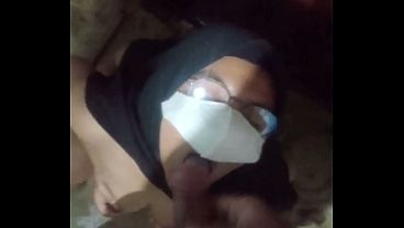 Cewek Lokal Mandi Sambil Minum Air Seni Panas