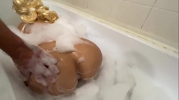 Anak Tiri Masuk Ke Kamar Mandi Ibunya Dan Membantu Mandi, Lalu Melakukan Anal Dan Oral