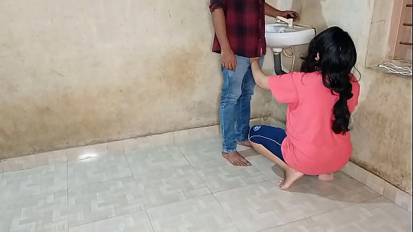भाभी ने जवान प्लंबर से चुदवाकर अपनी गीली चूत की तड़प शांत की! हॉट हिंदी डबल सेक्स