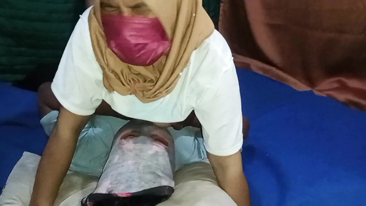 Indonesia My Stepmom’s Pussy Asking For Licking And Fucking