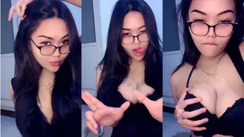 Nayasa Berkacamata Live Video Panas Penuh Adegan Seru