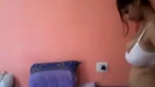 Video Panas Cewek Desi Berbadan Montok Telanjangin Baju