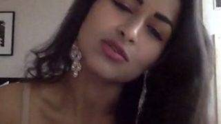 Video Panas Maya Rati, Gadis Seksi Keturunan India, Menggoda Dengan Adegan Telanjang