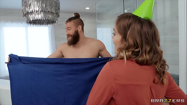 Goyang Hot Dengan Cewek Seksi Serumah / Download Full Di Brazzers