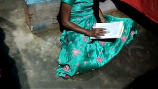 Desi Bhabhi Yang Bergairah Membaca Buku, Lalu Digitui Gurunya
