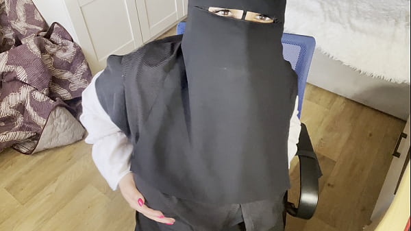 Gadis Turki Bermata Indah Dalam Hijab Merangsang Diri Dengan Stoking