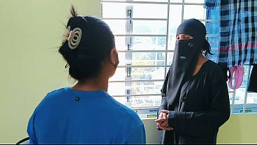 Nafsu Membara Ibu Rumah Tangga Dengan Tetangga Lesbian